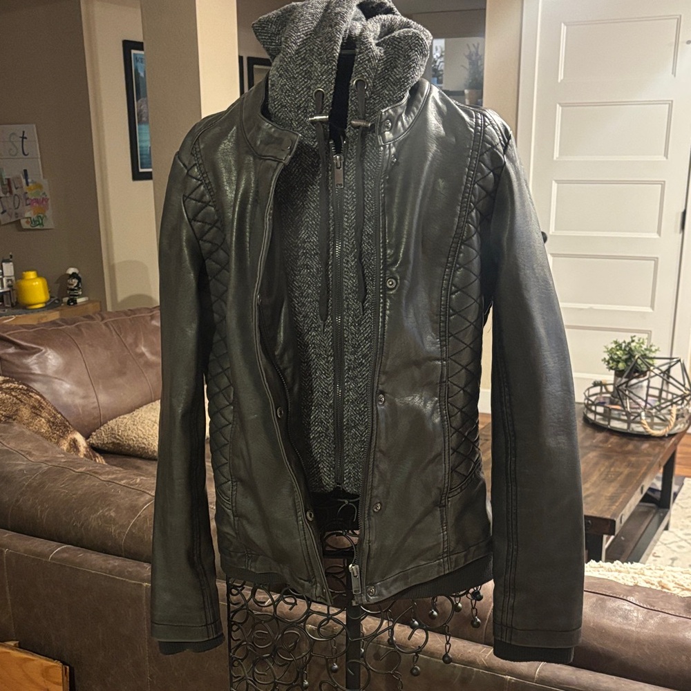 Elegant Black Leather Jacket with Quilted Accents